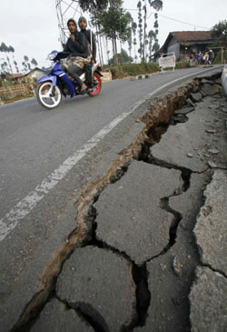 印尼強(qiáng)震死者人數(shù)上升至57人 2萬(wàn)多幢建筑受損