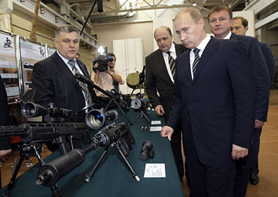 俄工人索要禮物 普京勉為其難贈(zèng)以名表