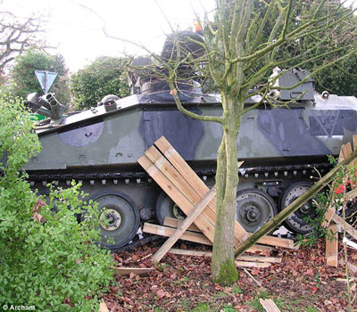 英軍發(fā)生雷人交通事故 裝甲車撞壞民宅拋錨