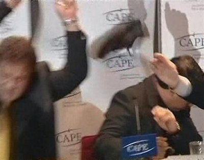 向布什扔鞋記者遭遇“被扔鞋” 自曝還想鞋襲奧巴馬