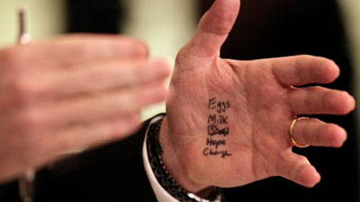 白宮發言人手上寫購物單 嘲諷佩林打“小抄”