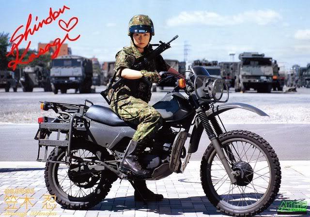 日本陸上自衛(wèi)隊(duì)請(qǐng)模特拍宣傳海報(bào)提升形象