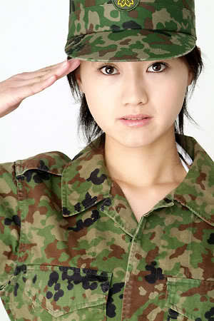 日本陸上自衛(wèi)隊(duì)請(qǐng)模特拍宣傳海報(bào)提升形象