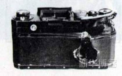 1915-1945年極具震撼力的戰(zhàn)爭新聞?wù)掌?/></a></p>

<p>　　哪里有沖突，哪里有戰(zhàn)爭，哪里就有出生入死忘我工作的新聞?dòng)浾摺Ｕ撬麄兠爸ｋU(xiǎn)在那動(dòng)蕩不安的環(huán)境里用高度敬業(yè)的精神為我們留下了一張張極具震撼力的照片，揭露丑惡、反映真相，張張照片有血有淚！</p>

<p>　　(照片中的35mm徠卡相機(jī)，最后相機(jī)的主人隨同這部相機(jī)一起被一顆子彈穿過，留下了永恒的一瞬間)</p>

<br/>
(來源： 新華博客)</div>
</div>

<div width=