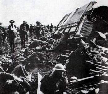 1915-1945年極具震撼力的戰(zhàn)爭新聞?wù)掌?/></a></p>

<p>　　一次大戰(zhàn)中英軍主要的供應(yīng)線中最危險(xiǎn)的一條是莫寧路。自然這也是傷亡最多的地點(diǎn)之一。澳大利亞士兵在兩次大戰(zhàn)中都竭盡全力為其宗主國英國而戰(zhàn)，經(jīng)常被安排在最危險(xiǎn)最艱苦的最前線，甚至于是“無緣無故”地參戰(zhàn)，然而戰(zhàn)爭并沒有波及到澳大利亞本土。</p>

<p>　　照片所示的為澳大利亞傷兵從莫寧路前線步行返回，路邊已經(jīng)躺滿了那些無法走動(dòng)的傷兵。缺醫(yī)少藥將使得這些傷兵要承受更多的痛苦——或終生致殘，或漸漸死去……（佚名 1917年）</p>

<br/>
(來源： 新華博客)</div>
</div>

<div width=