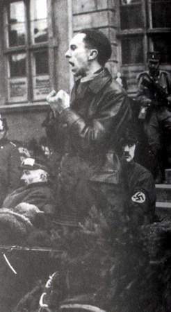 1915-1945年極具震撼力的戰(zhàn)爭(zhēng)新聞?wù)掌?/></a></p>

<p>　　約瑟夫.戈培爾是希特勒的心腹寵臣之一，也是希特勒思想的最有力宣傳者。象阿弗雷德.羅森伯格一樣，他異常憎恨猶太人，并且是一名煽動(dòng)宣傳的大師。當(dāng)1935年拍攝這幅照片時(shí)，戈培爾正是所謂“公眾啟蒙與宣傳部”的部長(zhǎng)。希特勒將這一職務(wù)委任于他，真是做到了“人盡其才”。雖然戈培爾不象希特勒那樣有許多創(chuàng)造性的演講手勢(shì)，但他卻比希特勒有“頭腦”得多。（柏林　1935）</p>

<br/>
(來(lái)源： 新華博客)</div>
</div>

<div width=