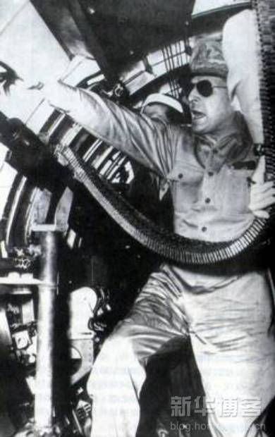 1915-1945年極具震撼力的戰(zhàn)爭新聞?wù)掌?/></a></p>

<p>　　他站立在一架空中堡壘的機艙中部，總是顯得分外高大突出。戲劇化嗎？道格拉斯.麥克阿瑟將軍是這樣的。</p>

<p>　　1943年9月，麥克阿瑟在新幾內(nèi)亞上空飛行，在那兒，1000名士兵正在空降到累厄附近的熱帶叢林中去，以開始一場叫做“卡特維爾”的行動。這是一場6個月的短期行動，目的是攻下日本人在新不列顛島上巨大的軍事基地拉布爾。于是就有了麥克阿瑟將軍在飛機上大喊：“飛過去，把他們（日本人）轟平！”　(1943年9月新幾內(nèi)亞)</p>

<br/>
(來源： 新華博客)</div>
</div>

<div width=