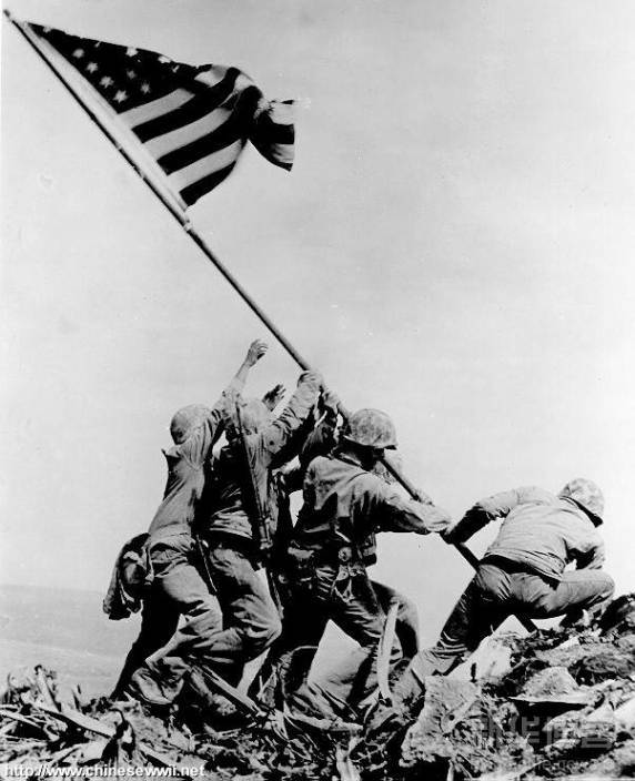 1915-1945年極具震撼力的戰(zhàn)爭(zhēng)新聞?wù)掌?/></a></p>

<p>　　這場(chǎng)歷時(shí)31天在太平洋上最血腥的戰(zhàn)役中，美軍付出了6821條生命，19217人負(fù)傷，而這一切僅僅是為了奪取這個(gè)長(zhǎng)5英里，最寬只有2英里的火山灰島－硫磺島。</p>

<p>　　上午10點(diǎn)15分，高出海平面550米的斯利伯奇峰終于被奪下來了，中午12點(diǎn)15分，美國(guó)人把國(guó)旗插在了上面：三個(gè)陸戰(zhàn)隊(duì)員把旗扶穩(wěn)，其余的人去找繩子固定。記者喬.羅森塔爾把它巧妙地拍攝了下來。</p>

<p>　　這是一幅極其有名的照片！戰(zhàn)后這張照片被看做美國(guó)的“國(guó)家圣像”被珍藏于華盛頓。 （喬.羅森塔爾　硫磺島 1945.2.23 1945年普利策新聞攝影獎(jiǎng)）　</p>

<br/>
(來源： 新華博客)</div>
</div>

<div width=