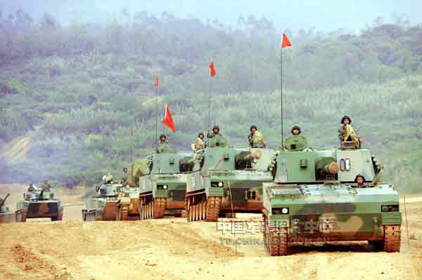 組圖：南京軍區某裝甲團鐵騎轟鳴練兵忙