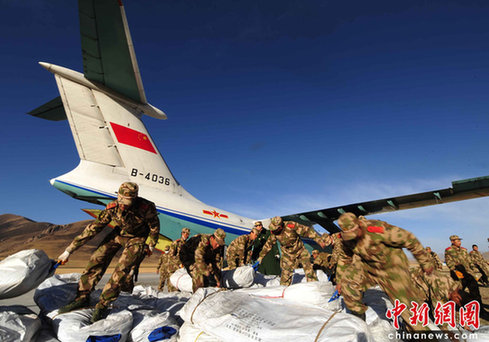 空軍緊急調派大型運輸機增運帳篷[圖]