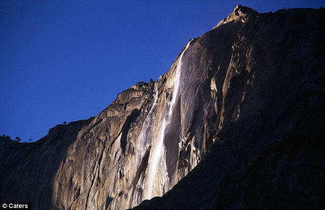 圖：美國加州驚現(xiàn)“火瀑布”流水似巖漿