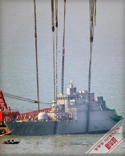 韓國(guó)“天安”號(hào)艦首被打撈出水