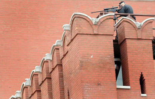 俄軍警派狙擊小組在紅場制高點架槍警戒