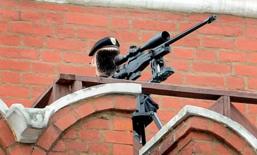 俄軍警派狙擊小組在紅場制高點架槍警戒