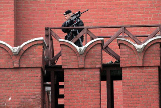 俄軍警派狙擊小組在紅場制高點架槍警戒