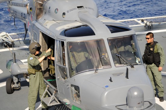 中韓海軍護航戰艦在亞丁灣舉行聯合演練(圖)