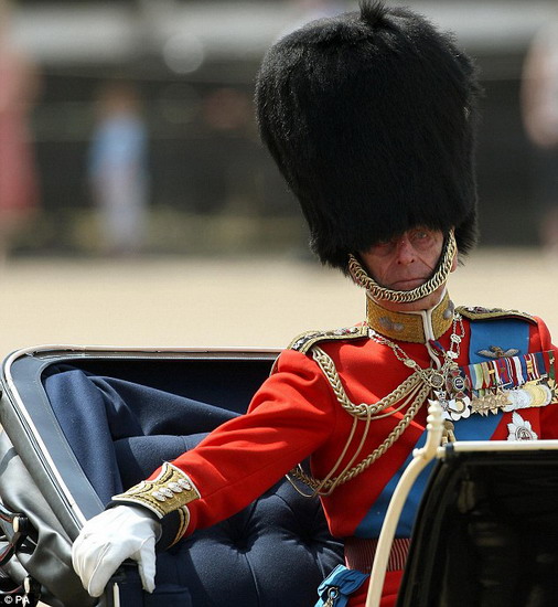 蘇格蘭衛兵戴熊皮帽參加閱兵彩排被熱暈