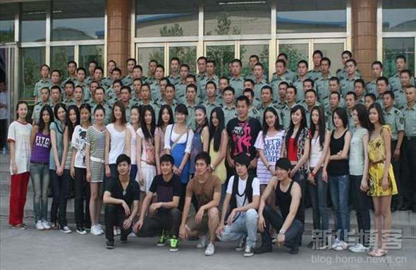 軍營里迎來30名模特