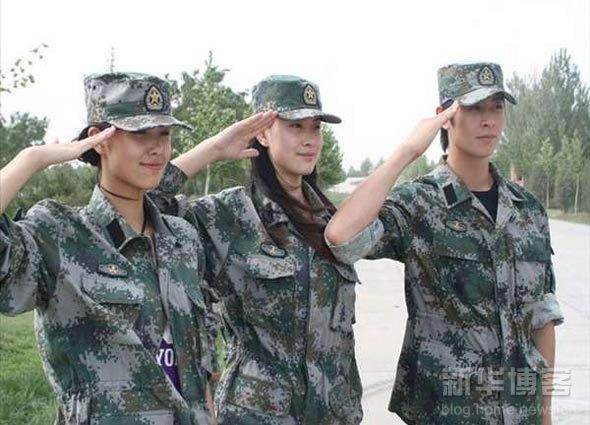 軍營里迎來30名模特