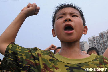 酷暑中的軍事夏令營(yíng)