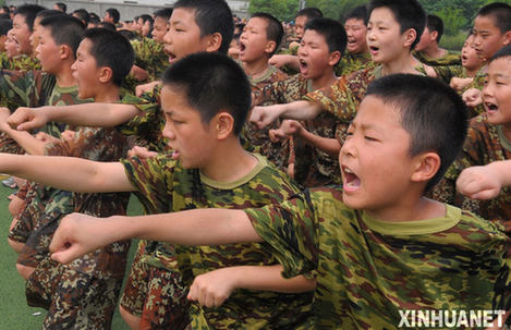 酷暑中的軍事夏令營(yíng)