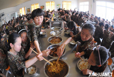 酷暑中的軍事夏令營