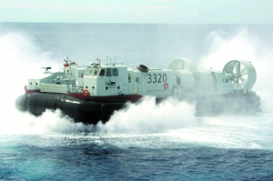 中國海軍新型氣墊艇首次亮相遠(yuǎn)海(圖)