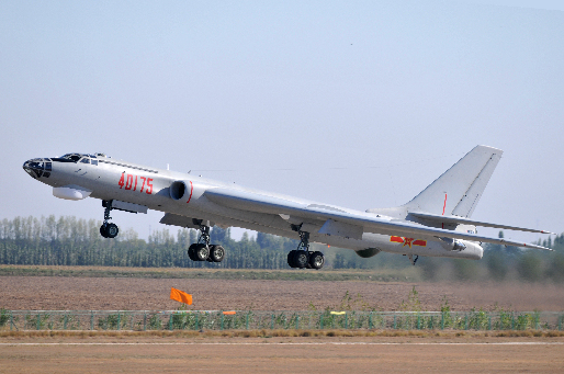 中國自主研制的新型戰(zhàn)機(jī)異國亮相創(chuàng)多項(xiàng)第一