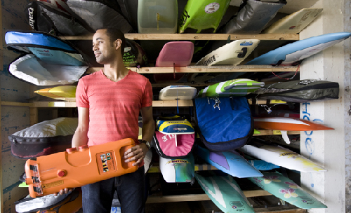 澳學生發明“火箭筒救生圈” 靈感源自榴彈發射器