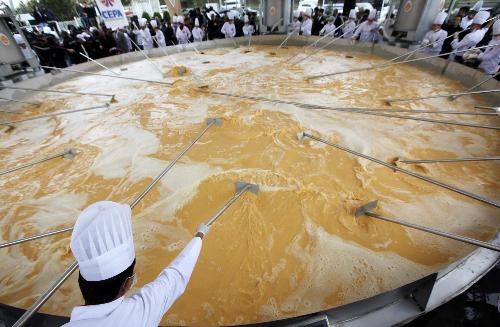 直徑10米、重4.4噸 世界最大煎蛋卷土耳其誕生