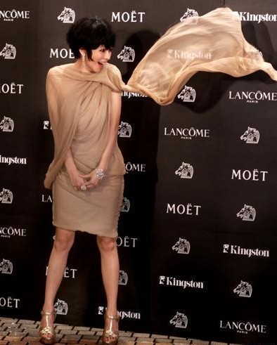 組圖：徐若瑄裸色長裙走金馬紅毯 俏皮短發(fā)曬鉆戒