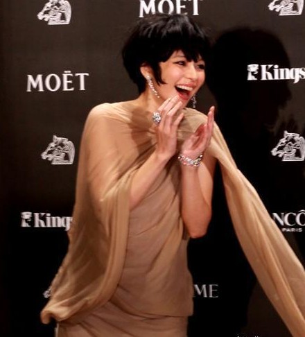 組圖：徐若瑄裸色長裙走金馬紅毯 俏皮短發曬鉆戒