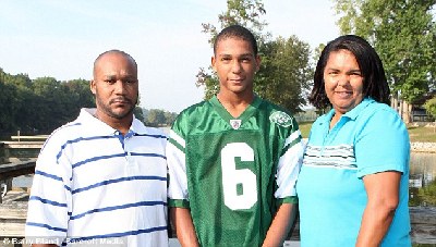 “他們說我魔鬼附身” 美國少年流“血淚”醫生無解