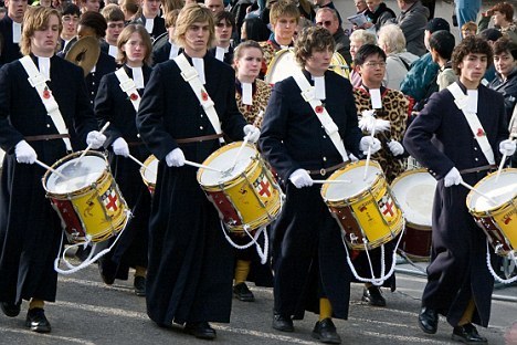 英“藍袍學校”欲更換數百年歷史校服 學生不答應