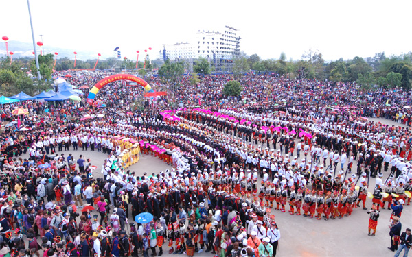 云南德宏：“目瑙縱歌”萬人同跳民族團結(jié)舞(圖)
