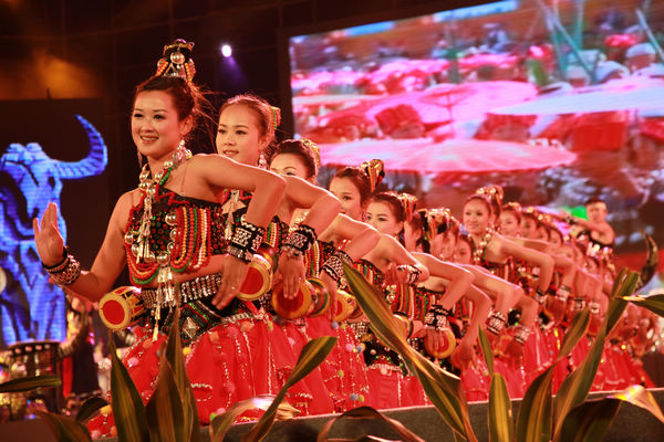 云南德宏：“目瑙縱歌”萬人同跳民族團結(jié)舞(圖)