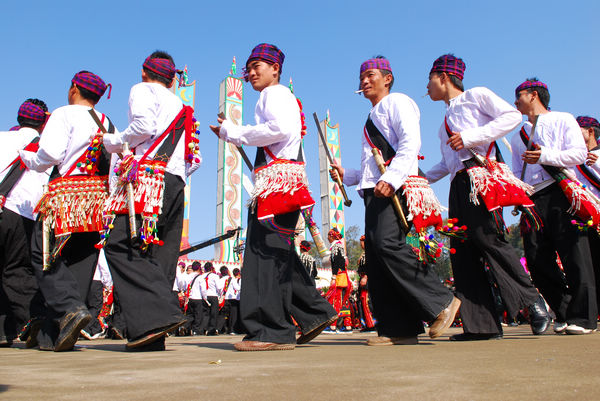 云南德宏：“目瑙縱歌”萬人同跳民族團結舞(圖)