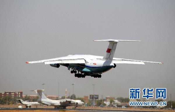 中國空軍4架運(yùn)輸機(jī)接運(yùn)我在利人員返回祖國