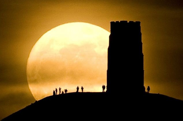 飛機(jī)將圓月一分為二 全球“超級月亮”美圖（圖）