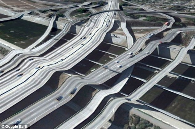 谷歌地球3D照片嚴(yán)重失真 金門大橋薄如紙片