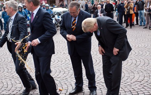 德國總統(tǒng)遭“蛋襲”很淡定 自我解嘲顯風(fēng)度