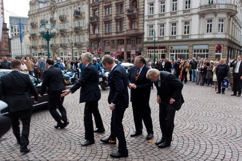 德國總統(tǒng)遭“蛋襲”很淡定 自我解嘲顯風(fēng)度