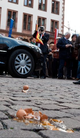 德國總統(tǒng)遭“蛋襲”很淡定 自我解嘲顯風(fēng)度