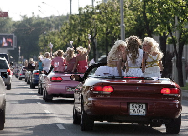 組圖：白俄羅斯數百名金發女郎集體環游首都
