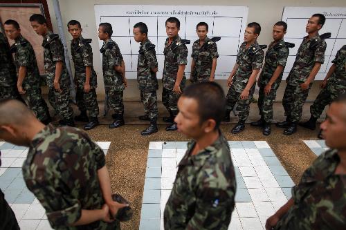 他信妹妹“攪亂”泰國團結大選 總理阿披實發警告