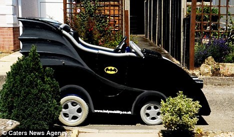 電動車改成“蝙蝠車” 英國74歲老翁變身“蝙蝠俠”