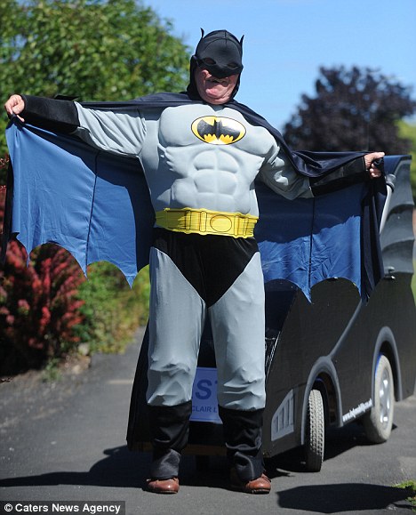 電動車改成“蝙蝠車” 英國74歲老翁變身“蝙蝠俠”