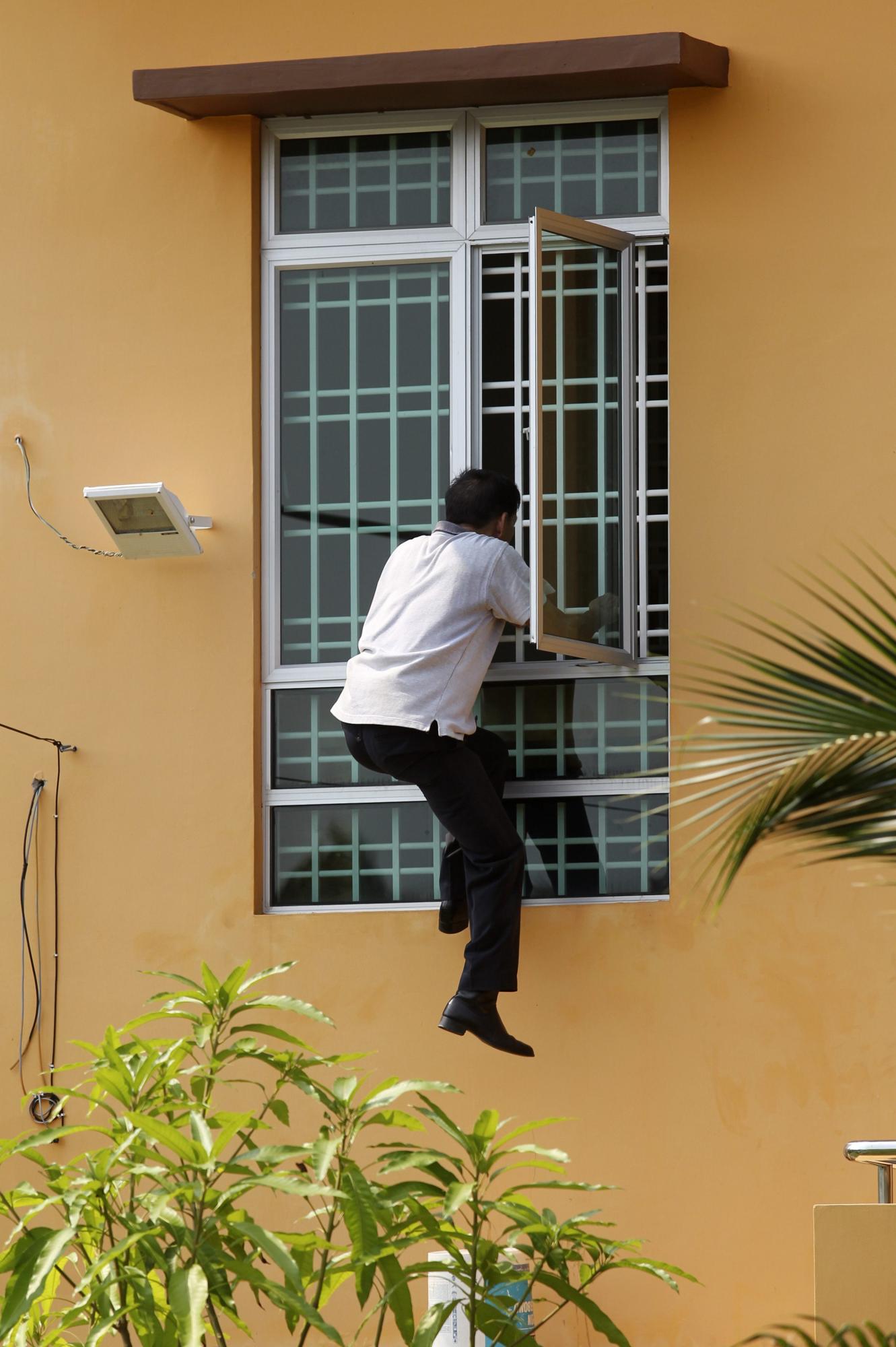 馬來(lái)西亞男子持鐵錘劫持30名幼童 人質(zhì)獲救劫匪頭部中彈