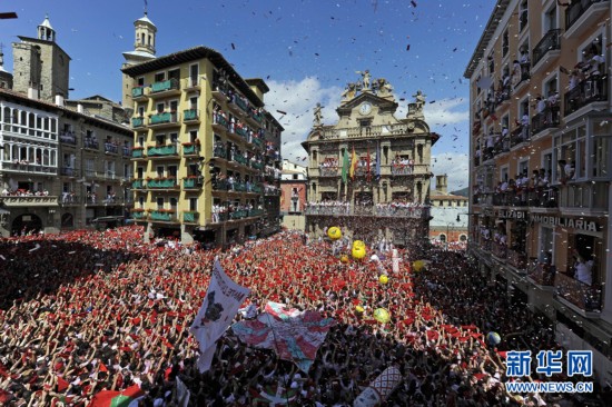 西班牙迎來奔牛節 萬人聚集造盛景