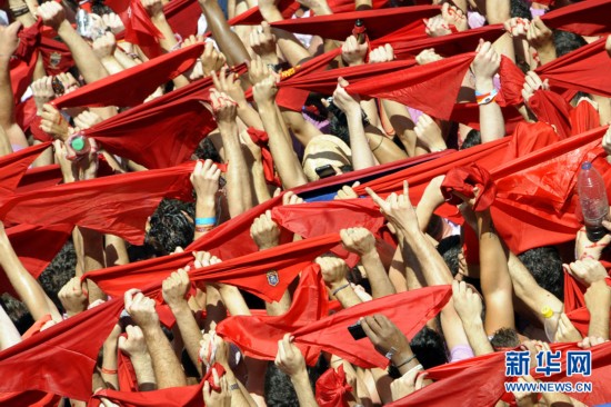 西班牙迎來奔牛節 萬人聚集造盛景